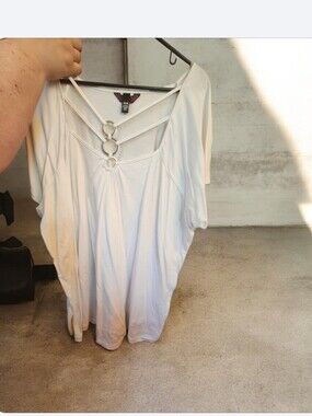 Women's White Short Sleeve Top with Ring Detail■ EUC》 FINAL PRICE